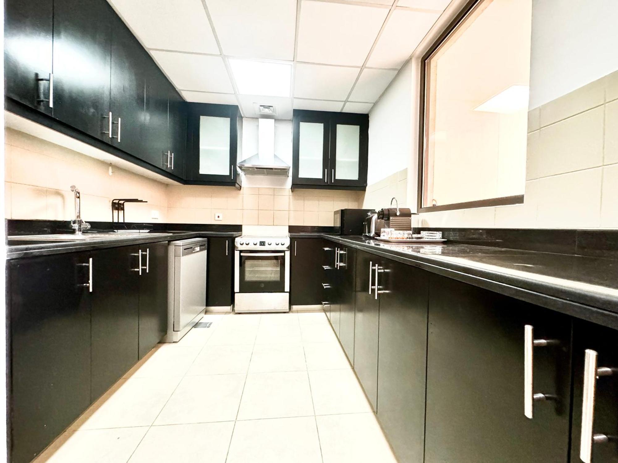 Stylish Beachside 3 Beds In Jbr Apartment *